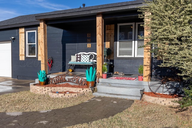 entrance to property featuring a porch