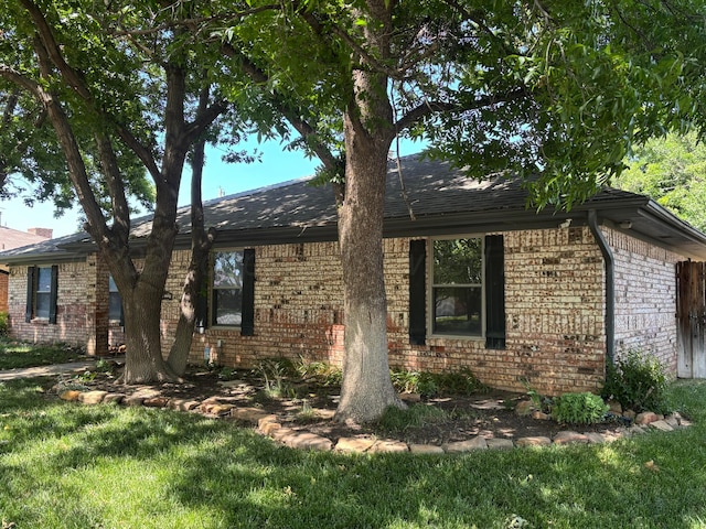 7810 Farrell Dr, Amarillo, TX 79121 - view of front of home featuring brick siding and a front lawn