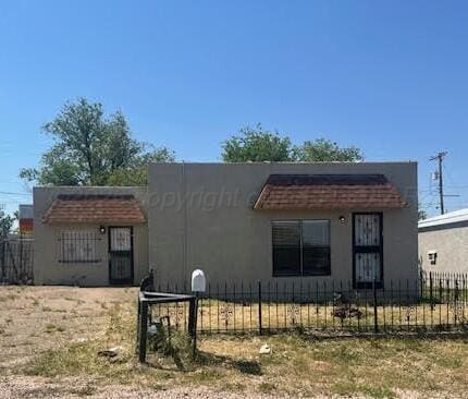 2617 W Amarillo Blvd, Amarillo, TX 79106 - view of front of house featuring stucco siding and a fenced front yard
