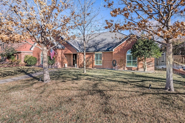 view of front of property featuring a front lawn