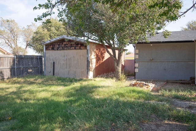 view of yard featuring an outdoor structure