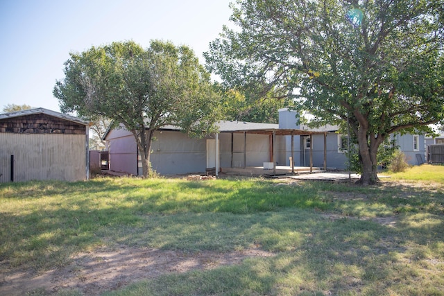 view of yard featuring an outdoor structure