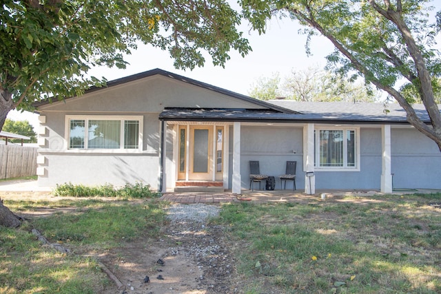 single story home with a front lawn