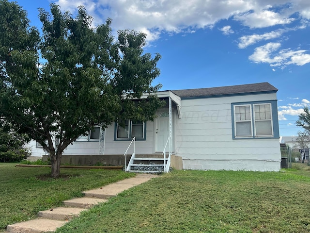 view of front facade with a front lawn