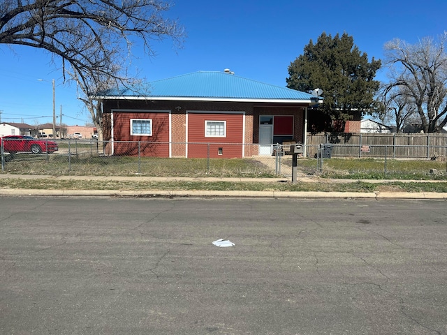 3601 NE 13th Ave, Amarillo, TX 79107 - view of front facade featuring a metal roof and a fenced front yard