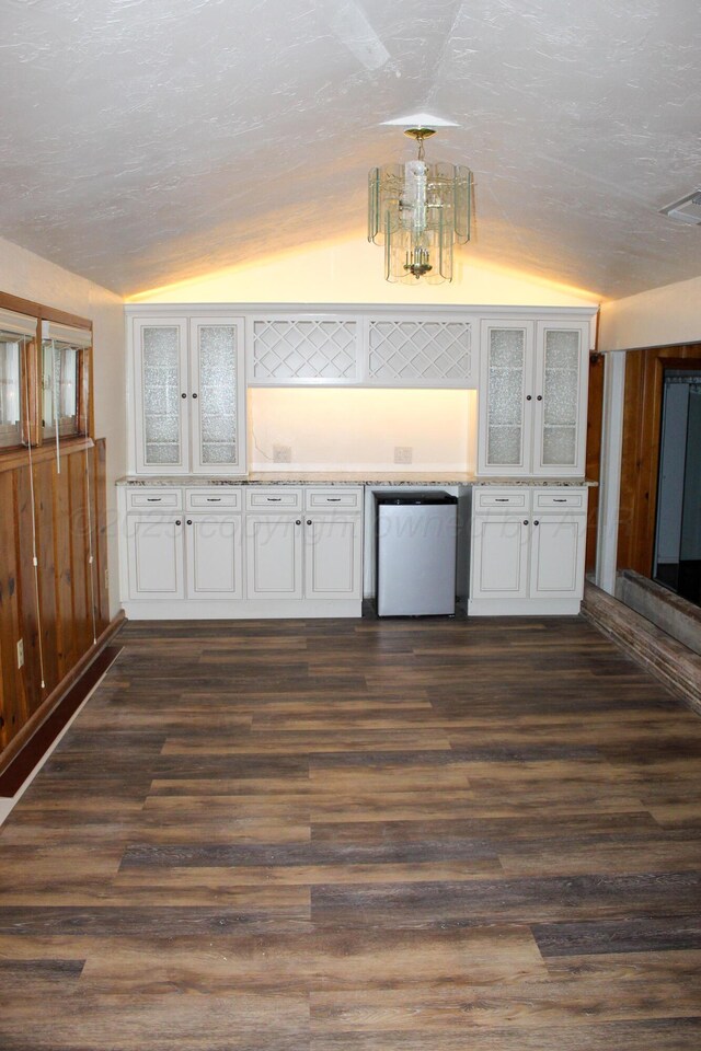 219 Kiekbusch St, Borger, TX 79007 - bar with lofted ceiling, dark wood-style floors, and dishwasher