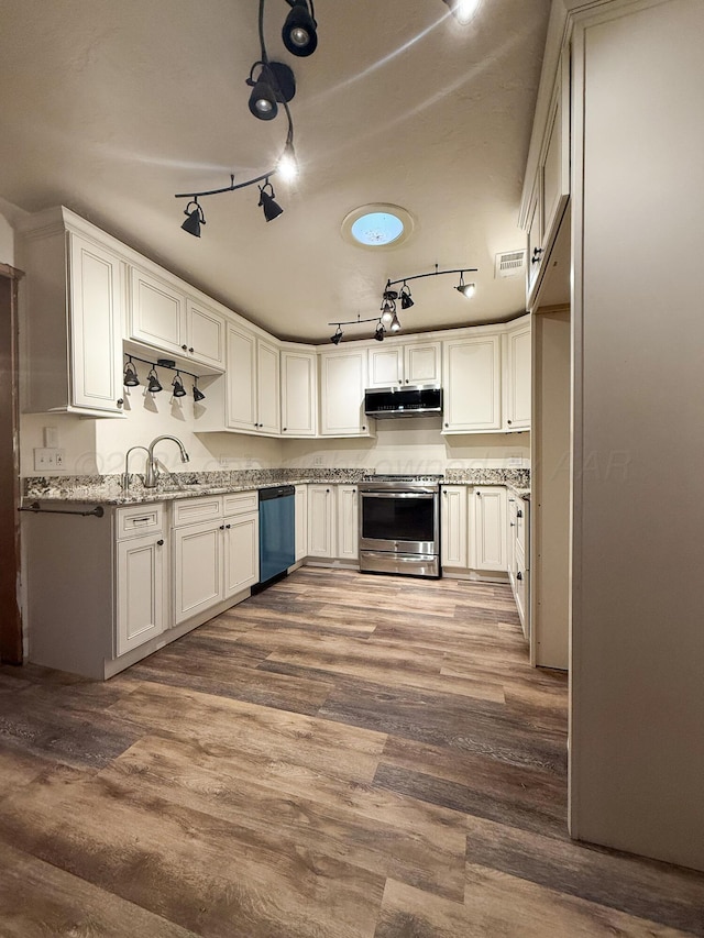 219 Kiekbusch St, Borger, TX 79007 - kitchen with a sink, stainless steel electric range, dishwashing machine, visible vents, and ventilation hood
