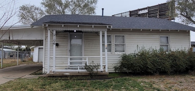 view of front of property featuring a carport