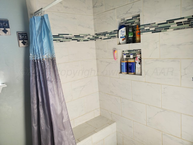 bathroom featuring tiled shower