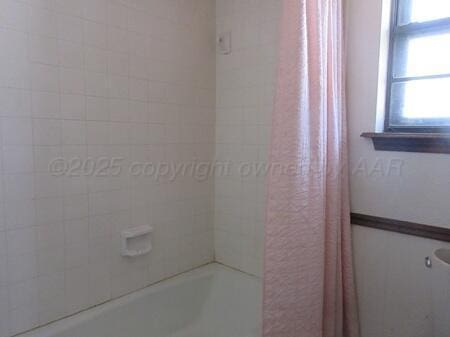 bathroom featuring shower / tub combo with curtain