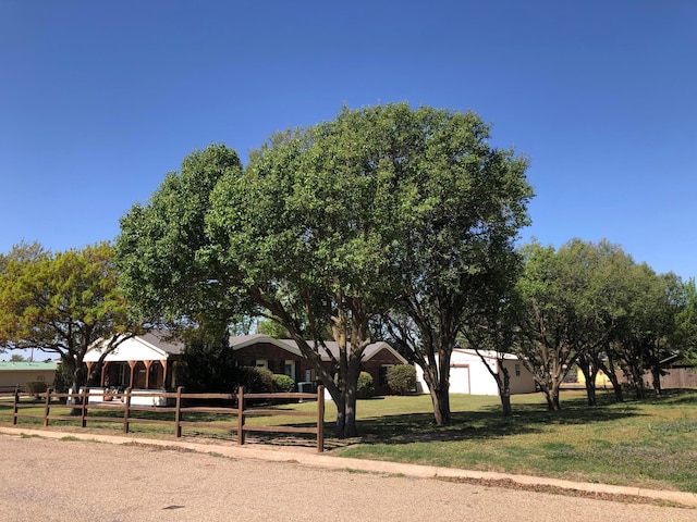 view of front of property featuring a front yard and fence