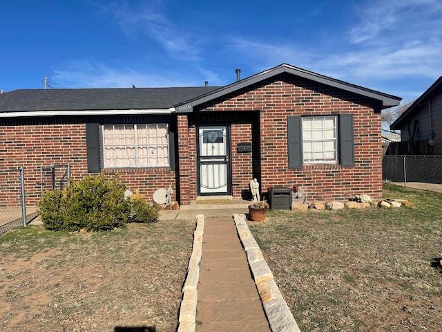 view of front of house featuring a front lawn