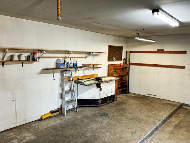 106 Middle St, Balko, OK 73931 - garage featuring a workshop area