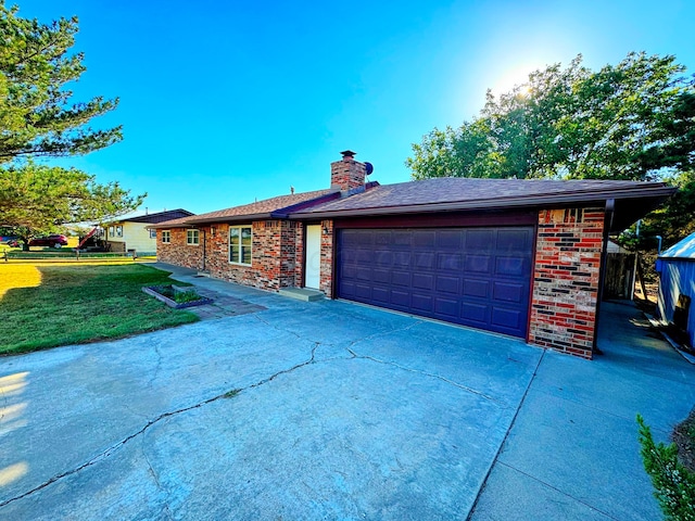 view of front facade featuring a garage and a front yard