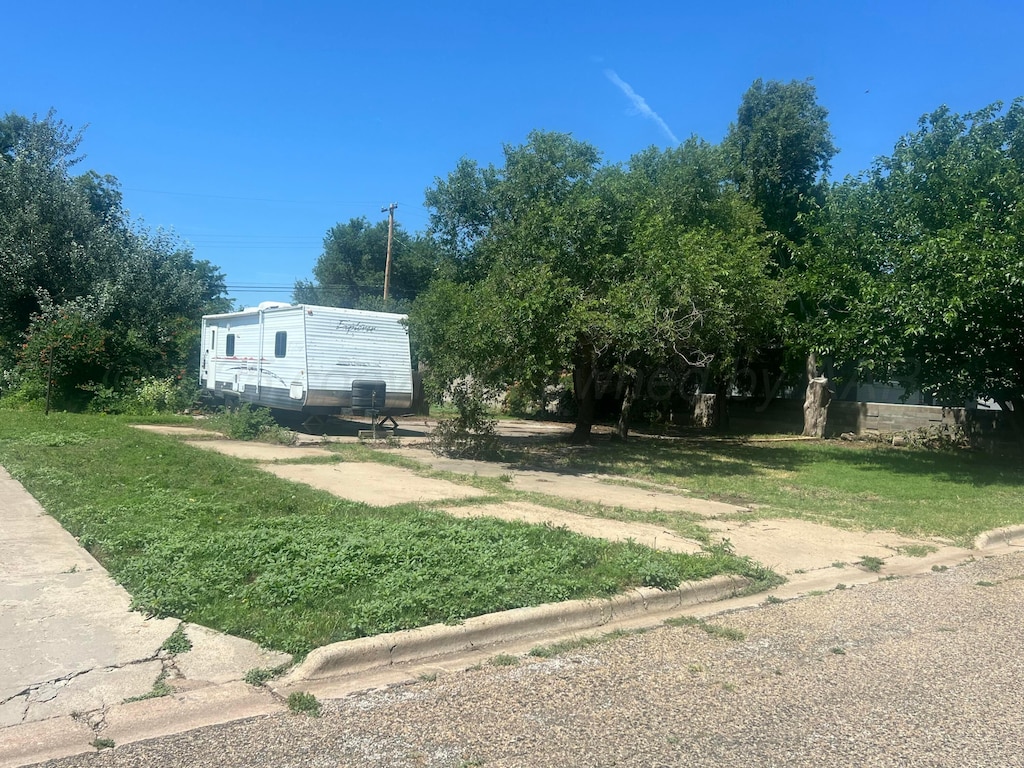 426 Santa Fe St, Borger, TX 79007 - photo 1