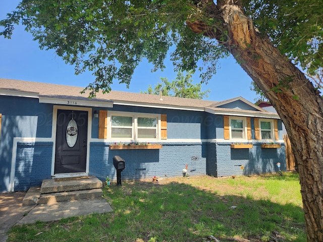 3114 Palm St, Amarillo, TX 79107 - ranch-style home with brick siding, a front yard, and stucco siding