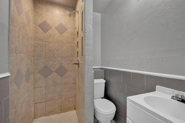 4360 S Polk St, Amarillo, TX 79110 - full bathroom with a tile shower, vanity, and a wainscoted wall
