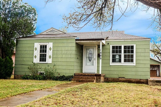 view of front of property featuring a front lawn