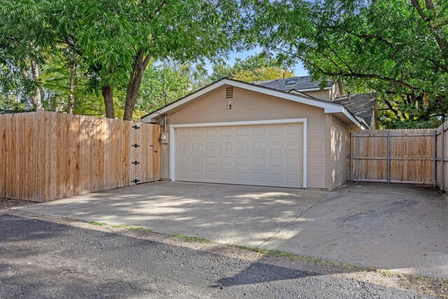2614 Parker St, Amarillo, TX 79109 - garage featuring a gate and driveway