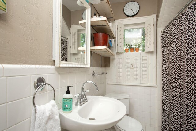 2402 S Ong St, Amarillo, TX 79109 - full bathroom featuring tile walls and curtained shower