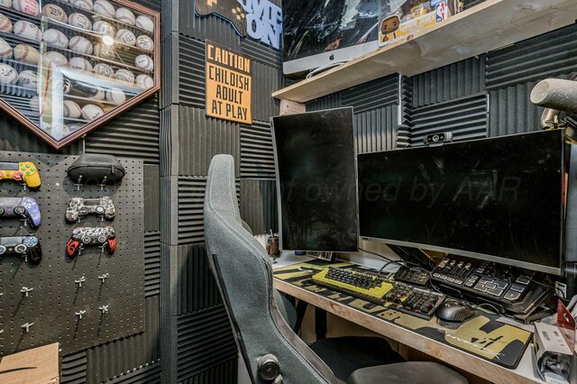 1607 N Mary-Ellen St, Pampa, TX 79065 - detailed view of a desk