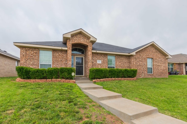 single story home with a front lawn