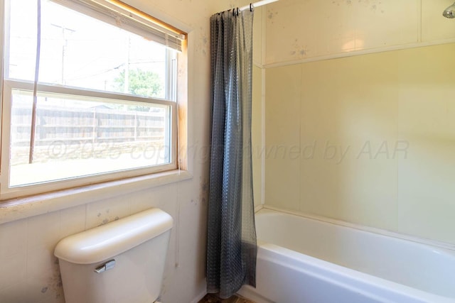 215 Abilene St, Borger, TX 79007 - full bath featuring shower / tub combo with curtain and toilet