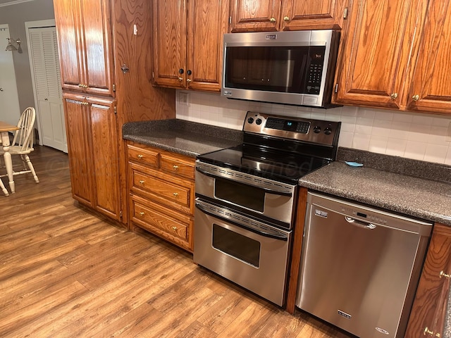 112 Houston St, Borger, TX 79007 - kitchen with stainless steel appliances, dark countertops, and light wood finished floors