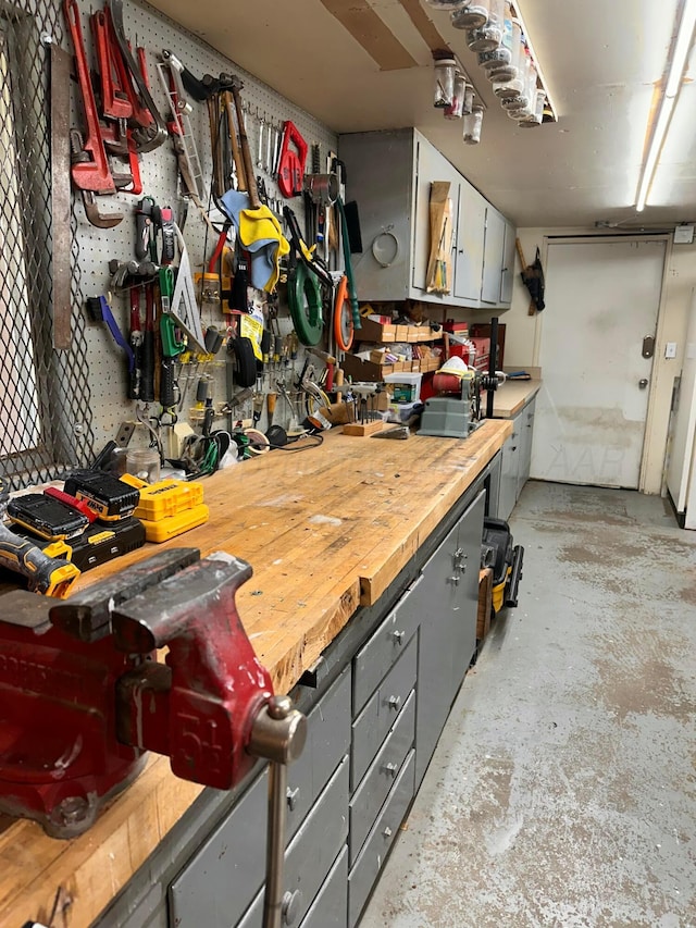112 Houston St, Borger, TX 79007 - interior space featuring a workshop area