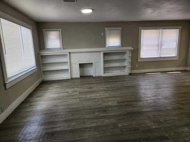 904 S Mississippi St, Amarillo, TX 79106 - unfurnished living room with baseboards, healthy amount of natural light, and dark wood-type flooring