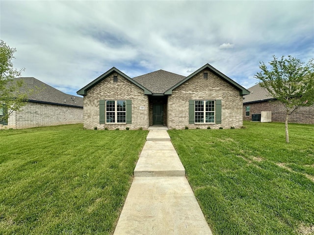 view of front of property featuring a front yard