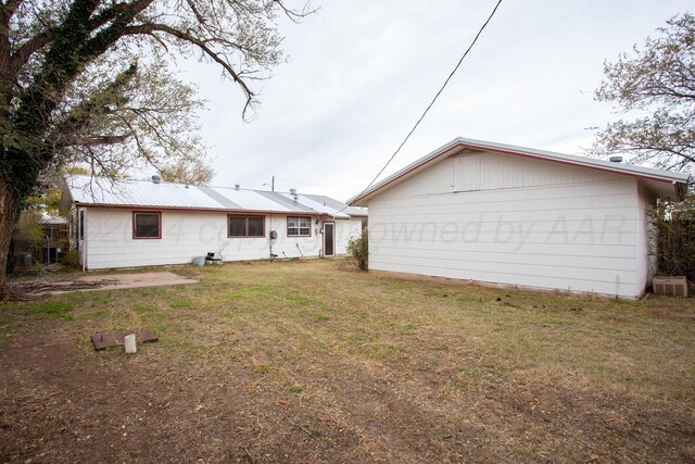 2501 S Bivins St, Amarillo, TX 79103 - rear view of property featuring a lawn
