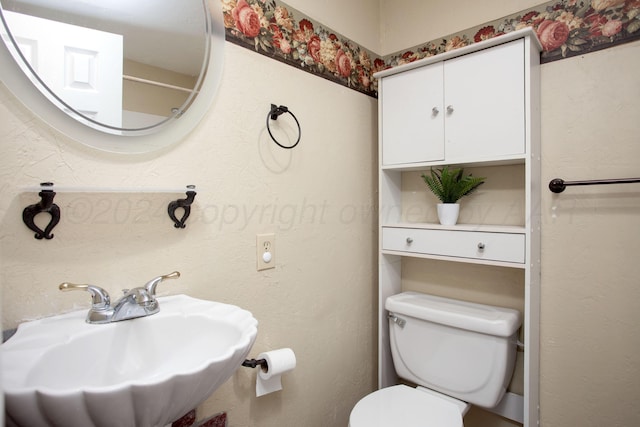 2501 S Bivins St, Amarillo, TX 79103 - bathroom featuring a sink and toilet