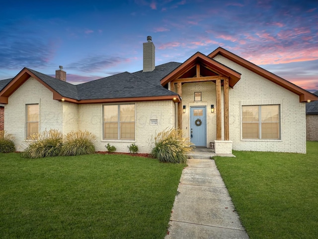 view of front facade featuring a yard