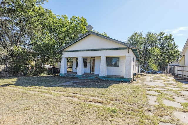 view of front of house featuring a front lawn