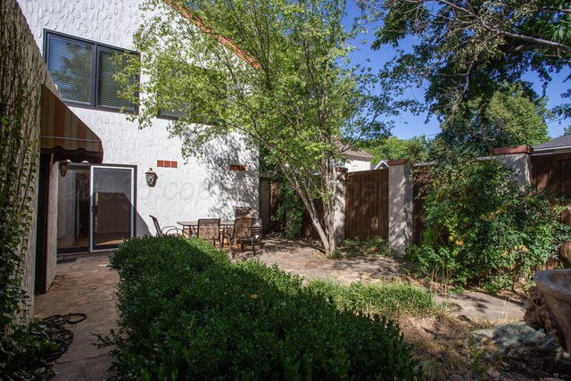 2615 S Hayden St, Amarillo, TX 79109 - view of yard with a patio