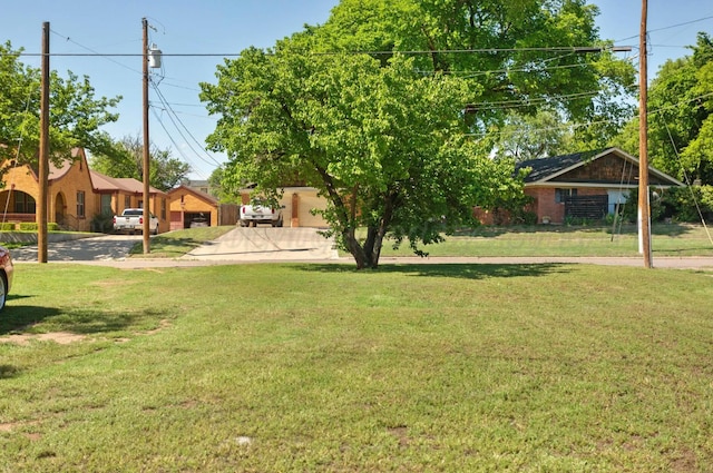 110 N Houston St, Shamrock, TX 79079 - view of green lawn