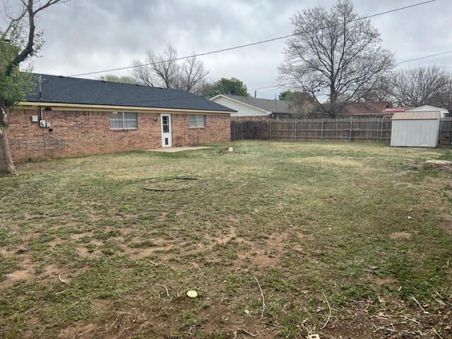 view of yard with a storage unit