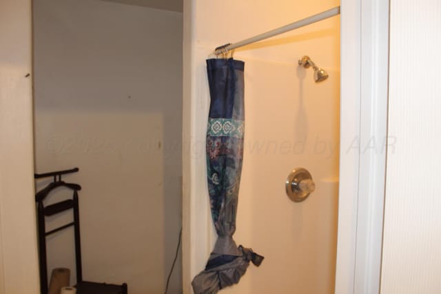 344 Douglas St, Hereford, TX 79045 - full bathroom featuring curtained shower