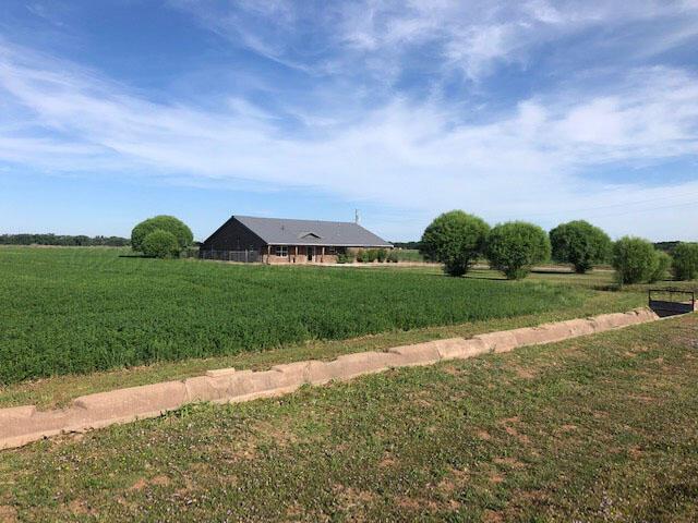 view of yard with a rural view