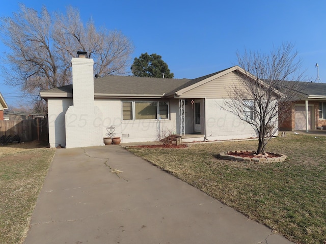 ranch-style house featuring a front yard