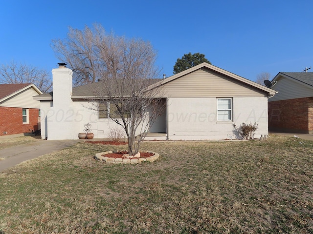 ranch-style house featuring a front lawn