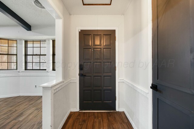 6206 Yale St, Amarillo, TX 79109 - entrance foyer with dark wood finished floors