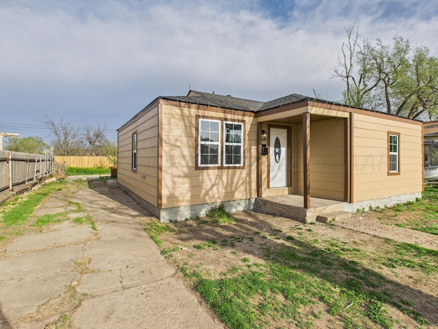 608 N Wells St, Pampa, TX 79065 - view of front facade featuring fence