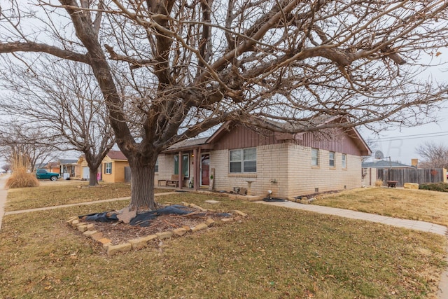 view of front of home featuring a front yard