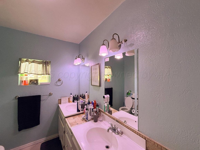 1007 N Jackson St, Amarillo, TX 79107 - full bathroom featuring double vanity, lofted ceiling, and a textured wall