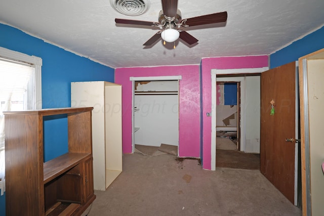 506 E 5th St, Sunray, TX 79086 - unfurnished bedroom featuring a closet, a textured ceiling, visible vents, ceiling fan, and carpet