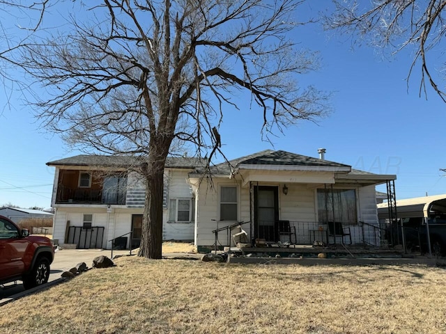 view of front facade with covered porch and a front yard