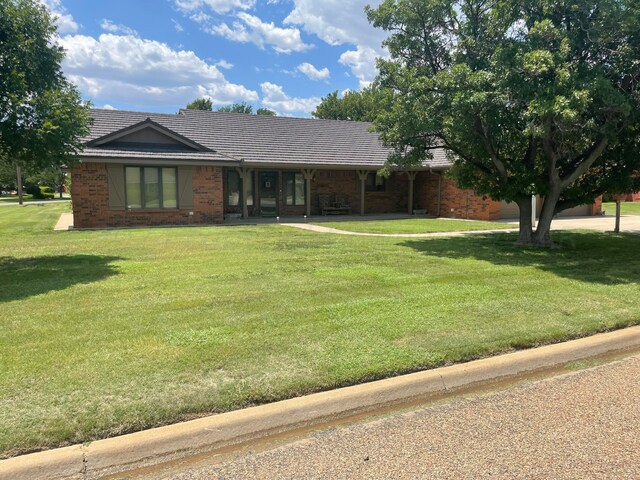 single story home featuring a front yard