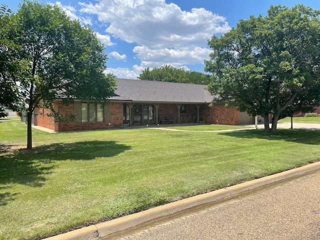 single story home featuring a front yard